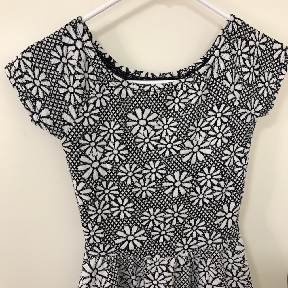 3/$15 TOPSHOP 90s y2k black and white daisy shirt sleeve mini dress - Picture 3 of 8
